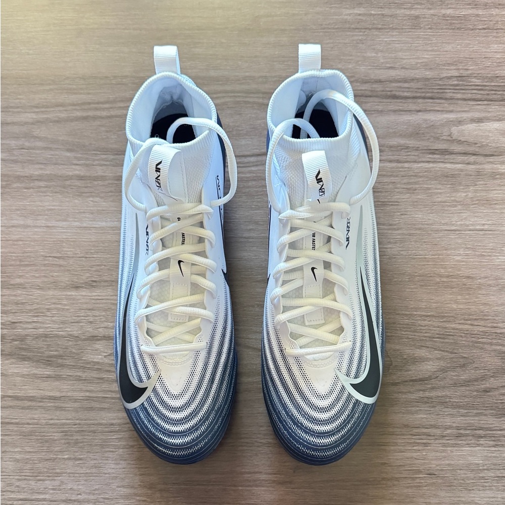 Nike Men’s White Athletic Shoes with Black Gradient Swoosh
